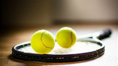 ラケットとボール、 黒いテニスラケットと2つの緑のテニスボール、 ラケット、 ボール、 スポーツ、 Hdデスクトップの壁紙