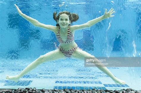 Girl Swimming Underwater In Swimming Pool Stock Foto Getty Images