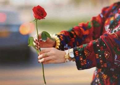 صور وردة حمراء في يد بنت رومانسية. Pantonour: رمزيات بنات مع وردة