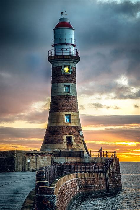 Roker Lighthouse | Lighthouse pictures, Beautiful lighthouse