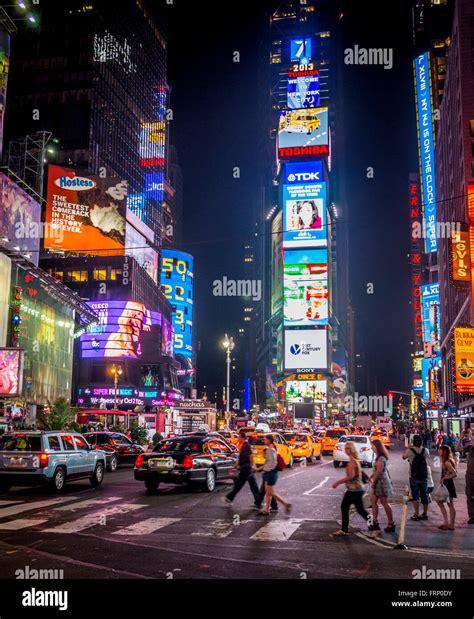 Times Square Bei Nacht New York City Usa Stockfotografie Alamy