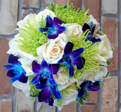 Flower arranging can be intimidating to a lot of us, but never fear you can do this! Royal Blue, Ivory and… green? - Weddingbee