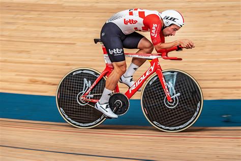 La réaction de victor campenaerts (qhubeka assos) après sa victoire sur la 15e étape du tour d'italie. Victor Campenaerts sets Hour Record on custom shaped ...