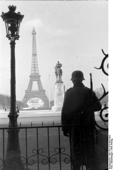 Vik 1943 Paris Soldat Vor Eifelturm