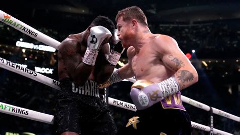 Y el león Canelo Álvarez vence a un insípido Jermell Charlo para