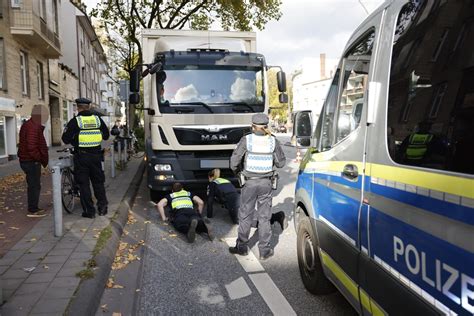 An Zebrastreifen In Hamburg Lkw Fahrer Erfasst Frau Tödlich Und Fährt Weiter Mopo