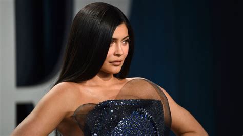 Kylie Jenner Flaunts Breast Stretch Marks And Postpartum Body Photo