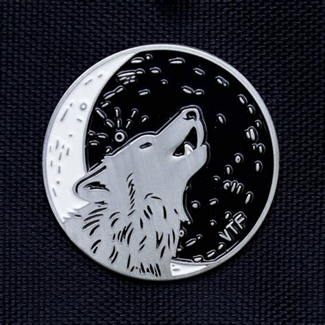 Howling Wolf Enamel Pin Badge 38mm Antique Silver Black And