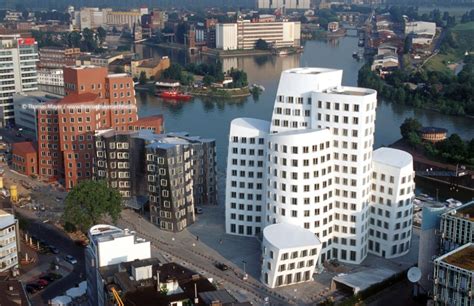 Das ensemble aus drei dekonstruktivistischen bauten am medienhafen gilt als neues wahrzeichen düsseldorfs. Neuer Zollhof / Neuer Zollhof Düsseldorf / Gehry, Frank ...