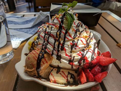 Guy Fieris Vegas Kitchen Fried Ice Cream Boulder Sundae Nirals
