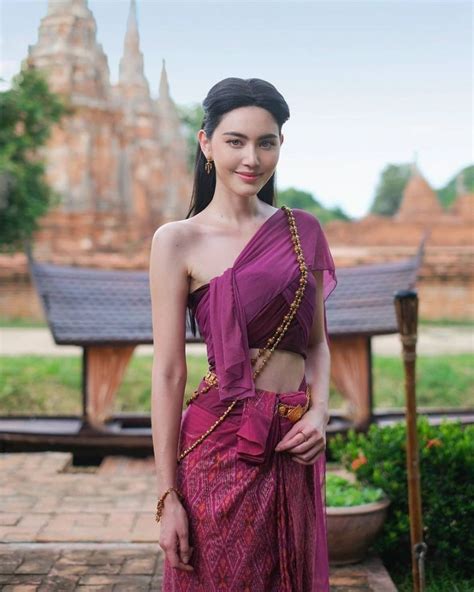 potret mai davika kenakan baju adat thailand di wanthong