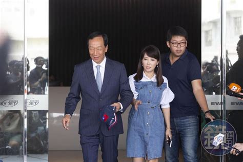 2014年太陽花學運 期間，郭台銘表示「去做應該做的事情，並不是為了任何的權欲，且最不值得做的職位就是總統」 2019年4月17日，時任 中國國民黨主席 吳敦義 向郭台銘頒發「中國國民黨中央委員會榮譽狀」，表彰. 【郭董掀底牌2】郭董宣布選舉重大訊息 記者會選址有玄機