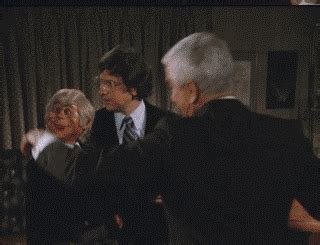 Top Des Meilleurs Gifs De Leslie Nielsen Y A T Il Un Pilote Pour Sauver Internet Topito