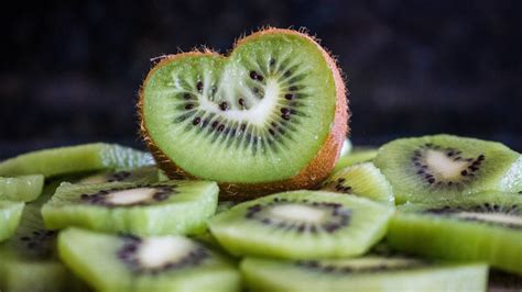 Nutrición 6 beneficios del kiwi que te ayudan por dentro y por fuera