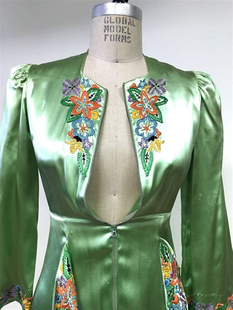 1920s 1930s embroidered embroidery green satin robe dressing gown detail wallis simpson lounge