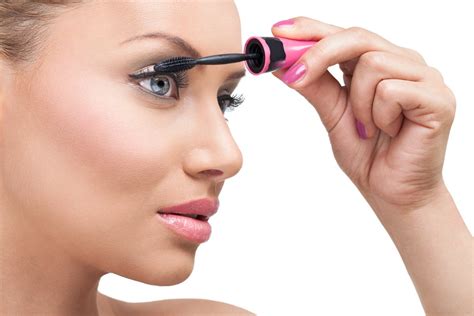 8 Helpful Tips for Applying Mascara ...