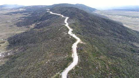 The roads stretch from sorong to merauke with a total length of 4,325 km (2,687 mi). Penampakan Jalur Trans Papua yang Membelah Gunung hingga Hutan - Bisnis Liputan6.com