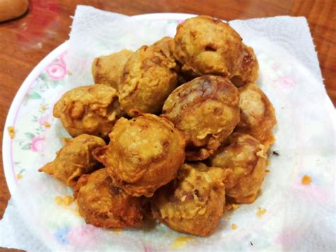 1 biji cempedak (belah & ambil isi), 2 cawan tepung gandum, 1 cawan tepung beras, 1 sudu teh garam, 1/2 sudu teh kunyit, 1 1/2 cawan air (hingga dapat kepekatan yang betul), 3 sudu besar minyak panas, 2 cawan minyak (utk menggoreng). Resepi Cempedak Goreng Rangup