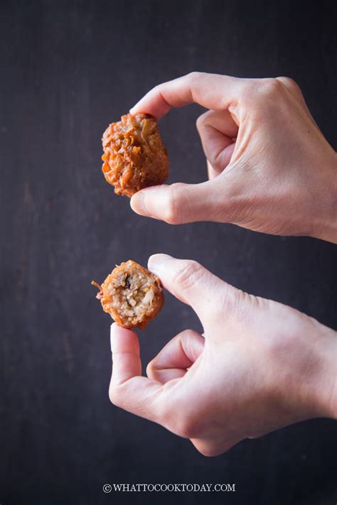 Yg bosan dengan resep talas goreng itu itu aja cobain resep ini yuk gampang banget lho. Talas Goreng Uyen (Fried Taro Fritters)