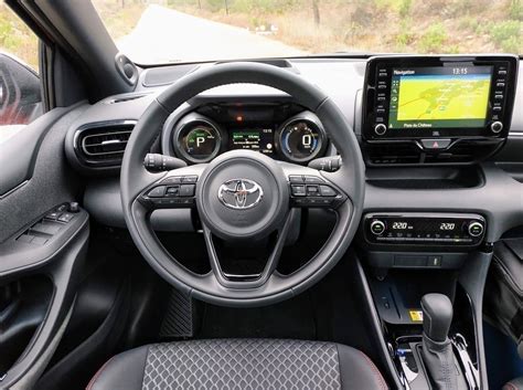La toyota yaris hybride est disponible dans 2 finitions, dynamic et style, les tarifs avant bonus sont de 18500 et 20500 €, respectivement. Essai auto. Toyota Yaris Hybride, la voiture sobrement agressive | Actu