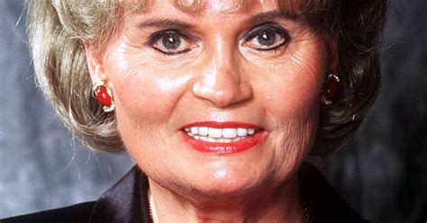 She lives in the apartment above theirs with her robot companion winslow. Hannelore Kohl (†68): So starb sie wirklich | BUNTE.de