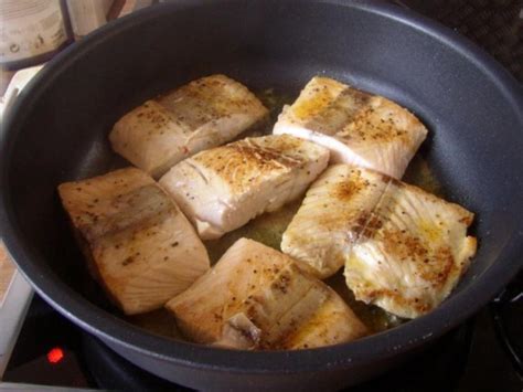 Gebratener Lachs mit Dill-Käse- Sahnesauce Rezept
