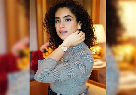 Sfoglia 160.627 home styling fotografie stock e immagini disponibili, o avvia una nuova ricerca per scoprire altre fotografie stock e. Minimal Accessory Home Styling With Sanya Malhotra - Bold ...