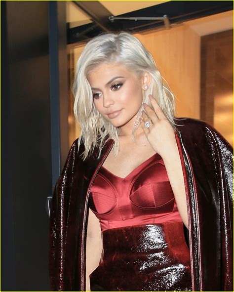 If recent snapchats are any indication, kylie has retired from the wiglympics. Kylie Jenner Debuts Her Blonde Hair During Dinner With ...