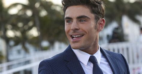 Parece que zac efron se realizo una cirugía y su rostro cambio demasiado, recientemente se viralizo una foto de el, donde ya lo compararon con ricardo fort y la foto de zac efron que ya se convirtió en un meme se le ve el rostro con los labios hinchados, la cara mas cuadrada y los pómulos grandes. Zac Efron Talks Confidence And Charisma As The Newest Face ...
