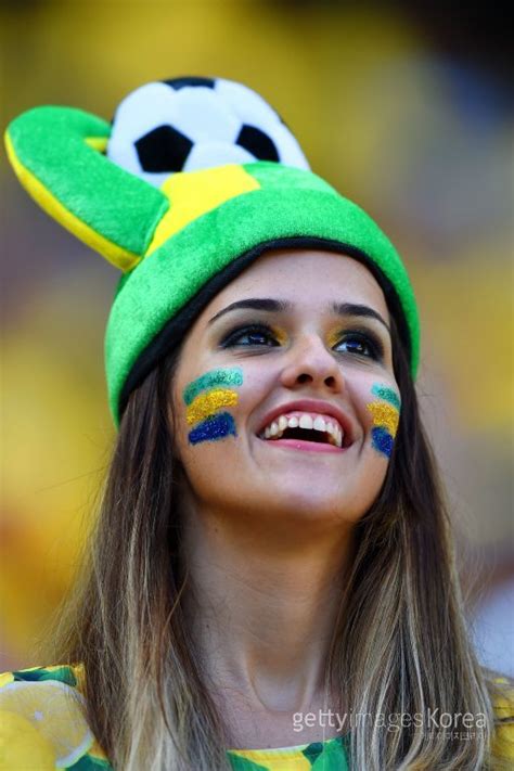 [브라질 콜롬비아]환하게 웃는 브라질 미녀팬 ‘승리 예감 ｜스포츠동아