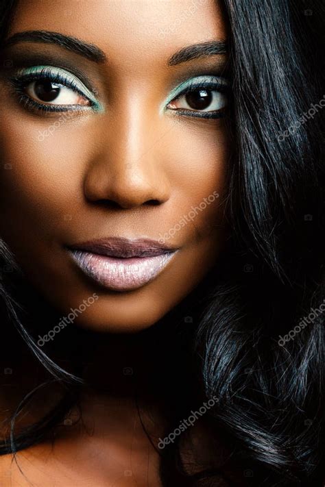 macro primer plano foto de la cara de la joven africana con expresión facial sensual y largo