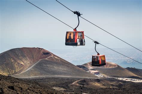 Its impressive size ( more than 3327 meters high with an average basal diameter of 40 km) overlooks the whole region. De vulkaan Etna bezoeken & beklimmen: alle info + tips (en ...