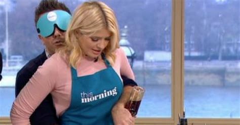 You Got It In My Eye Holly Willoughby And Gino Dacampo Cause Chaos