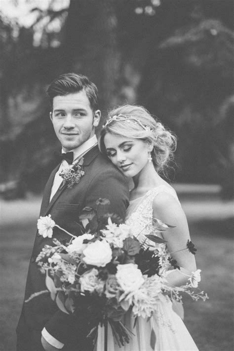 20 Romantic Bride And Groom Wedding Photo Ideas