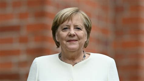 Angela Merkel Ehemalige Bundeskanzlerin Bekommt Für Aufnahme Von