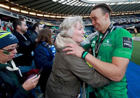 Ultan Dillane Celebrates With His Mother Ellen After The Game 22 Years Old Celebs Celebrities