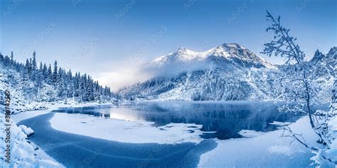 Foto De Winter Panoramic Landscape With Scenic Frozen Mountain Lake Do