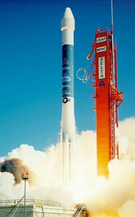 Als voorzitter zorg je er, samen met de rest van het bestuur, voor dat we onze raket in de lucht houden en dat we met raketsnelheid vooruit kunnen. De allerlaatste Delta II-raket is gelanceerd | Kuuke's ...