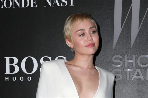 Miley Cyrus Totalement Nue Dans Son Bain Pour V Magazine