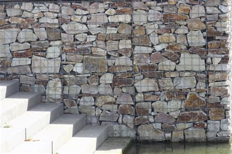 Der bau eines gabionenzauns im vorgarten ist ganz leicht. Sichtschutz selber bauen: Die Gabionenwand ...