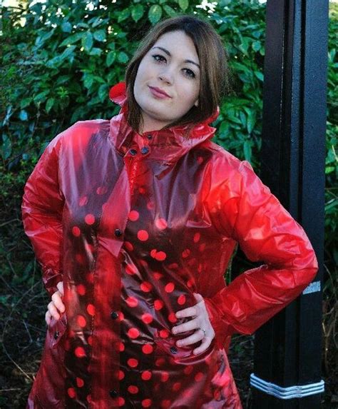 Épinglé Par Shiny Vinyl Rain Sur Red Raincoats And Jackets Mode Pluie
