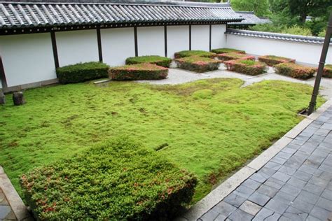 Traditional and modern japanese garden designs and constructions. Mirei Shigemori and modern Japanese garden design | Garden Design and Landscape Architecture