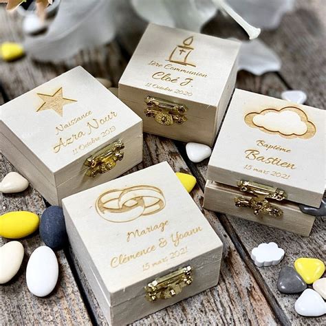 Silver dragées have long been used for both wedding and holiday food decoration. Boite dragées gravée bois, personnalisée mariage baptême ...