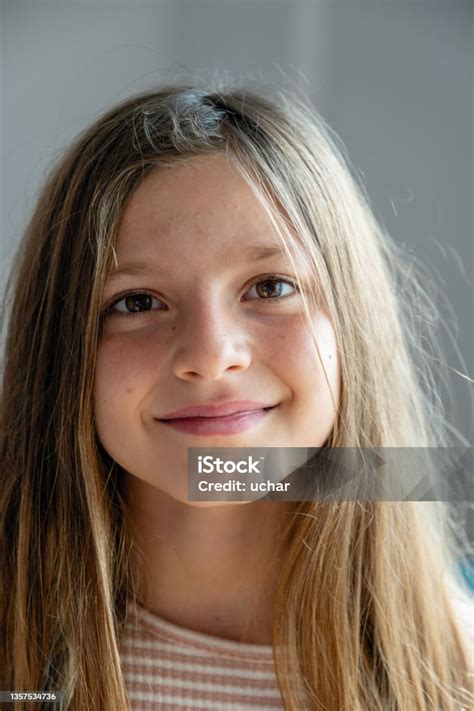 Potret Seorang Gadis Remaja Cantik Yang Bahagia Di Rumahnya Foto Stok Unduh Gambar Sekarang