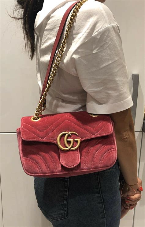 Crafted in italy from chevron velvet with a heart detail at the back, this dark green design boasts a drawstring closure and chain strap that allows you. Gucci GG Marmont Mini Chevron Pink velvet shoulder bag in ...