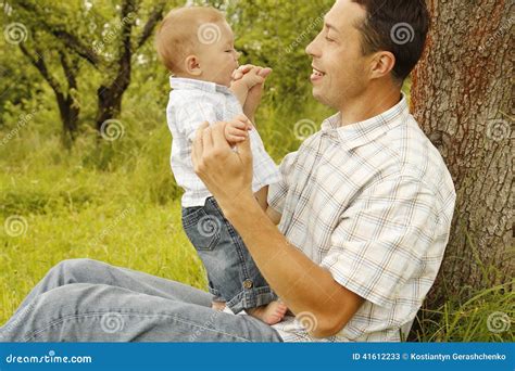 Rapaz Pequeno Com Seu Pai Na Natureza Imagem De Stock Imagem De