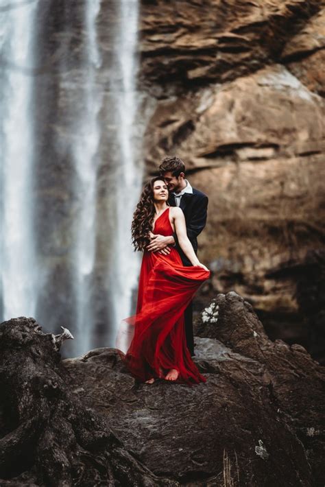 Striking Waterfall Engagement Photos Toccoa Falls Wandering Weddings Pre Wedding Photoshoot