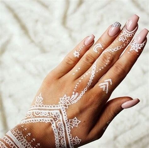 A henna tattoo will last between one and three weeks, it depends on a few factors like skin type, lifestyle and body part. 19 Stunning White Henna Designs For You