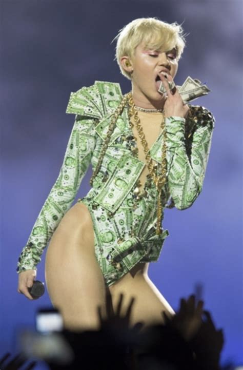 Gewohnt knapp bekleidet Miley Cyrus in der Lanxess Arena in Köln Schwarzwälder Bote