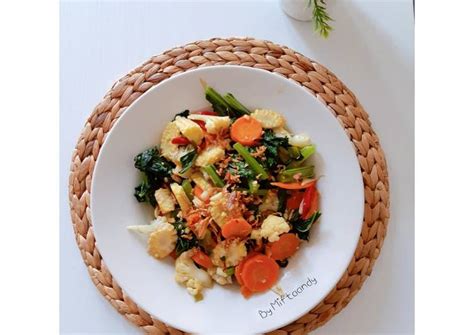 Banyak yang tidak mengenal fungsi kembang kol sebagai menu makanan sehat untuk diet. Oseng Wortel Kembang Kol - kulinerin.com